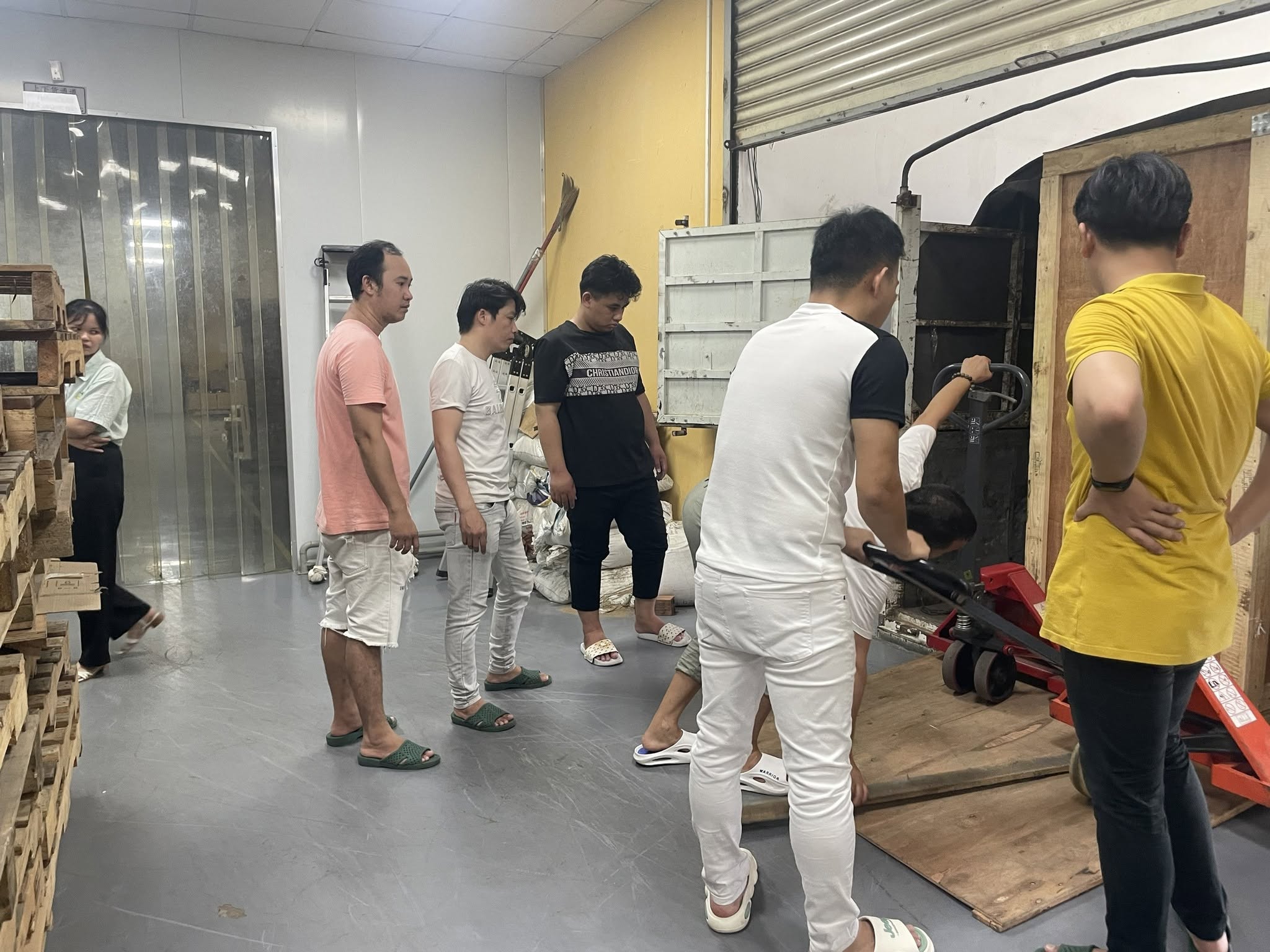giao-hang-tan-noi-ho-tro-xuong-hang-nhanh