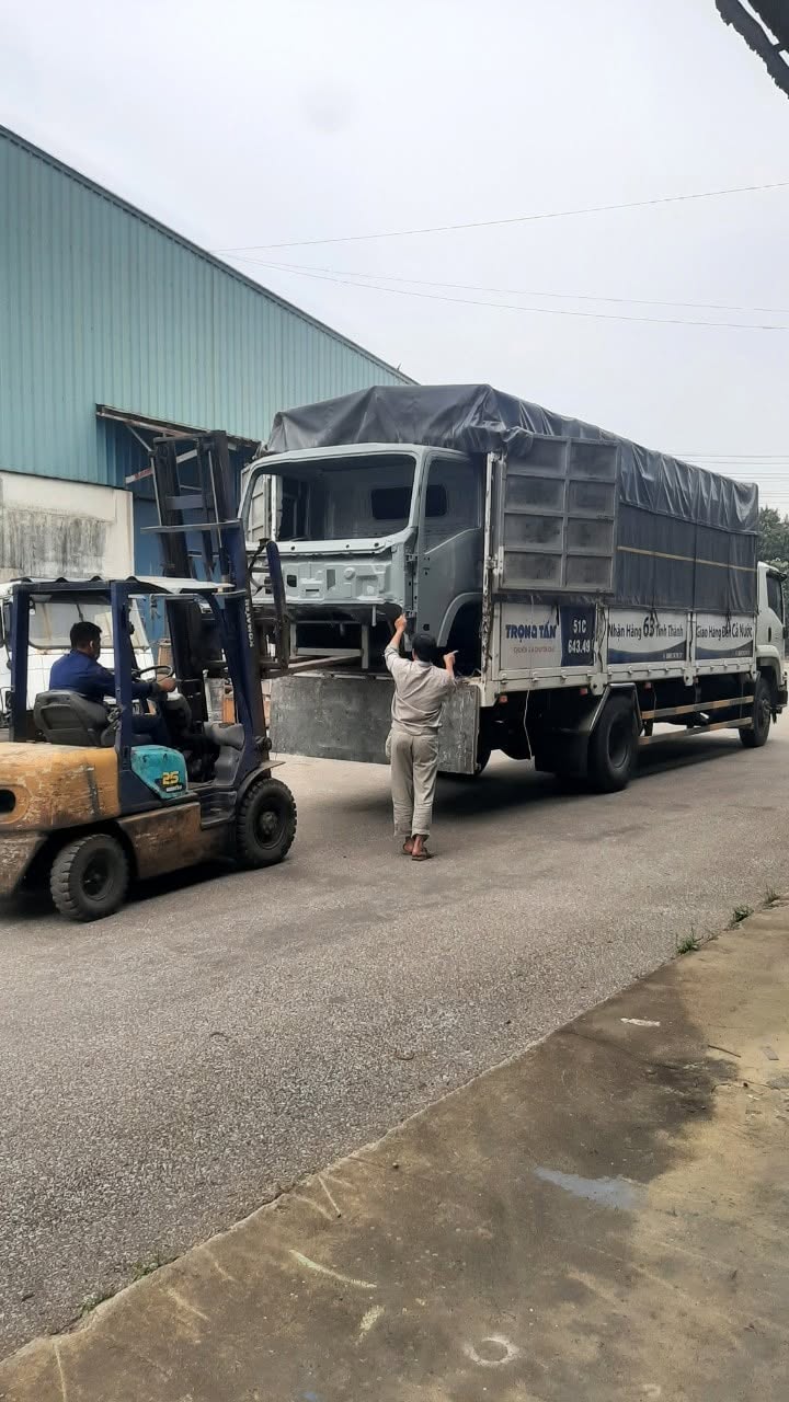 xe-nang-boc-xep-carbin-o-to-linh-kien-co-khi-giao-den-khu-cong-nghiep-Hung-Yen