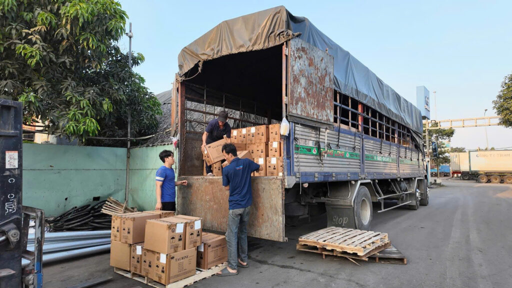 Xe tải 15 tấn đang xuống hàng tại kho bãi với đội ngũ bốc xếp chuyên nghiệp đảm bảo hàng hóa nguyên vẹn và giao nhận đúng tiến độ xe-tai-15-tan-xuong-hang-nhanh-an-toan-tai-kho-bai