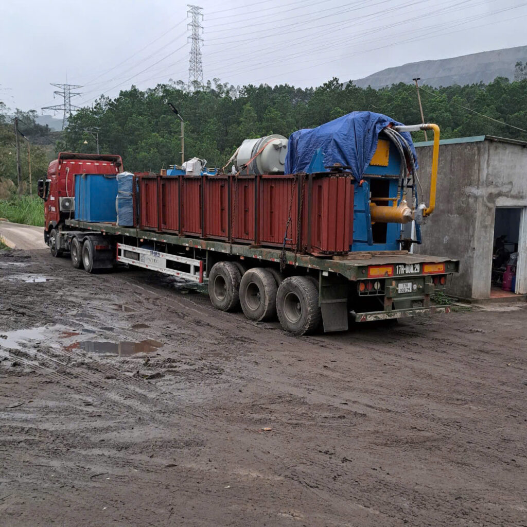 Xe đầu kéo mooc sàn chuyên vận chuyển máy móc thiết bị công nghiệp, hàng siêu trường siêu trọng, đảm bảo an toàn, đúng tiến độ và tối ưu chi phí. xe-dau-keo-mooc-san-van-chuyen-may-moc-thiet-cong-nghiep