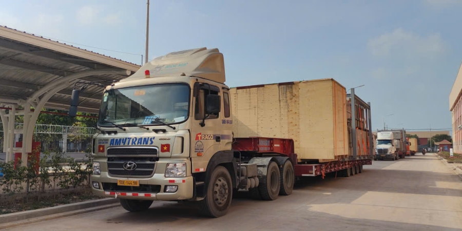 Dịch vụ vận chuyển hàng siêu trường siêu trọng bằng xe đầu kéo mooc lùn chuyên dụng, phù hợp cho máy móc, thiết bị công nghiệp và kết cấu thép cỡ lớn van-chuyen-hang-sieu-truong-sieu-trong-bang-mooc-lun