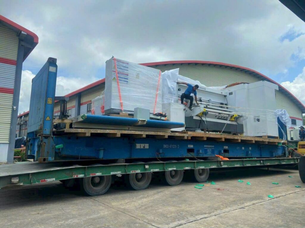 Xe đầu kéo mooc lùn chuyên vận chuyển máy móc công nghiệp, thiết bị cơ khí siêu trường siêu trọng an toàn, nhận giao hàng tận nơi trên toàn quốc. xe-dau-keo-mooc-lun-van-chuyen-may-moc-cong-nghiep-sieu-trong