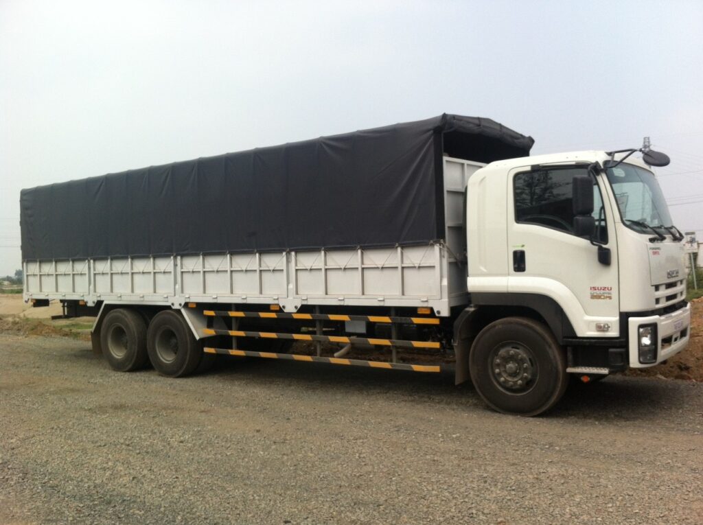 Xe tải 15 tấn mui bạt thùng dài chuyên chở hàng hóa liên tỉnh, nhận vận chuyển hàng ghép và nguyên chuyến an toàn, nhanh chóng, tiết kiệm chi phí. xe-tai-15-tan-mui-bat-chuyen-van-chuyen-hang-hoa-di-vinh-phuc