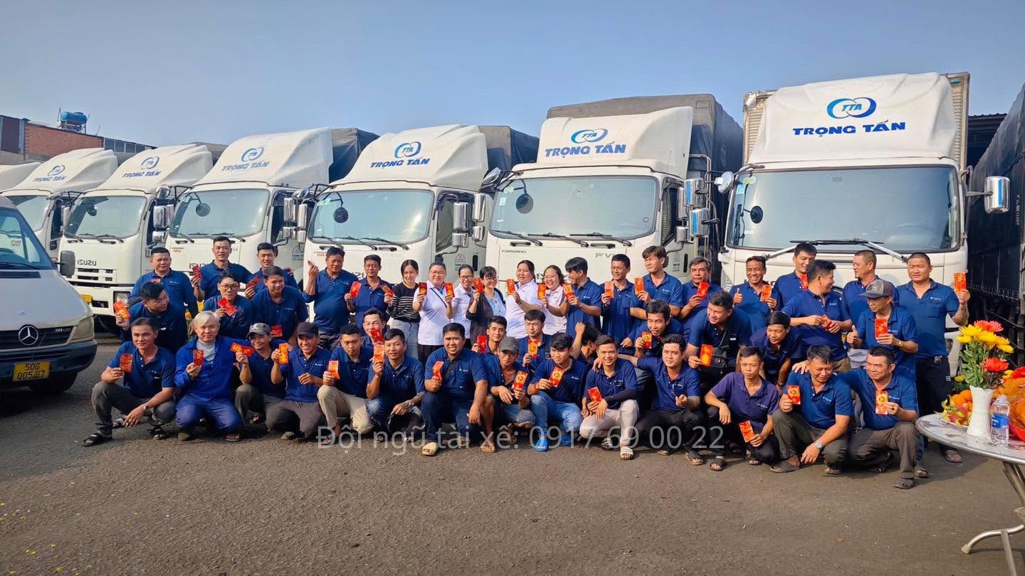 Đội ngũ tài xế container tay nghề cao, am hiểu kỹ thuật chằng buộc hàng nặng hàng công trình, vững vàng tay lái trên cung đường đường dài, đáp ứng mọi yêu cầu khách hàng. Doi-ngu-tai-xe-xe-dau-keo-container-giau-kinh-nghiem-chay-duong-deo-doc