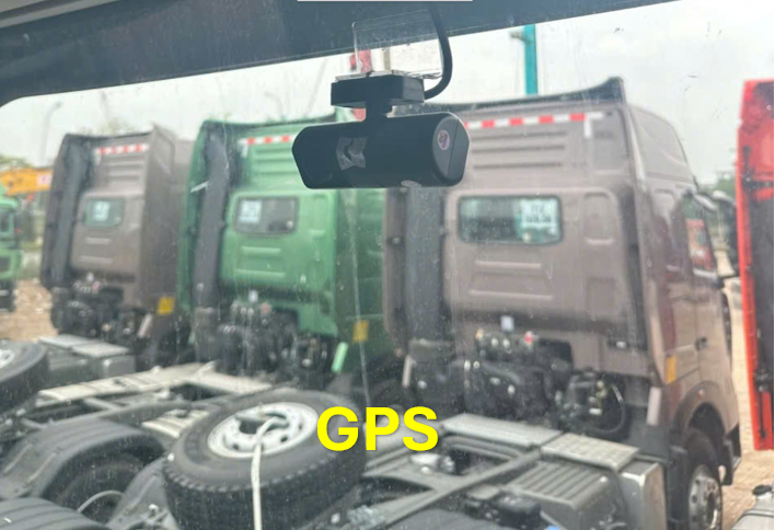 Thiết bị giám sát hành trình GPS gắn trên xe vận tải đi Điện Biên, giúp cập nhật vị trí chính xác, kiểm soát lộ trình và thời gian giao nhận hàng hóa 24/7. He-thong-dinh-vi-GPS-theo-doi-xe-container-chay-tuyen-duong-dai-di-Dien-Bien