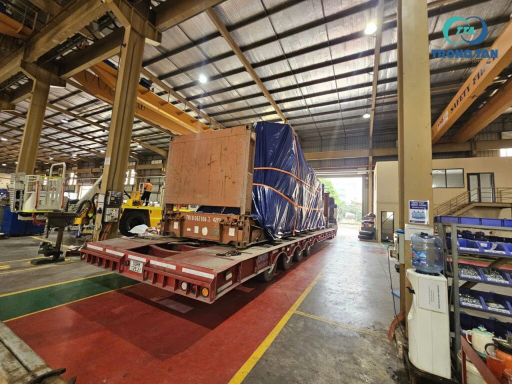 Hàng hóa được phủ bạt kín chống mưa nắng, đồng thời cố định bằng dây chằng chuyên dụng nhằm đảm bảo an toàn trong suốt quá trình vận chuyển. hang-hoa-phu-bat-kin-va-co-dinh-bang-day-chac-chan