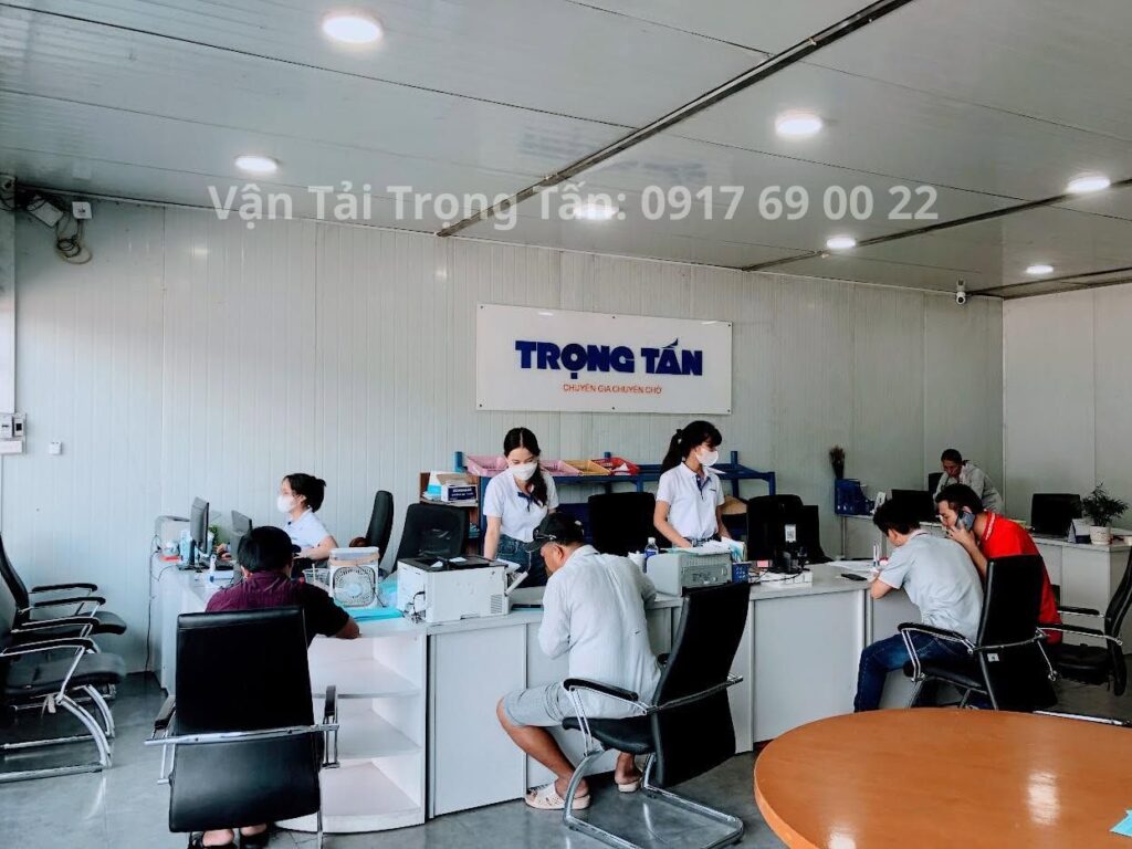 Chuyên viên tư vấn luôn hỗ trợ nhiệt tình, cung cấp thông tin nhanh chóng và giúp khách hàng lựa chọn phương án vận chuyển phù hợp. chuyen-vien-tu-van-ho-tro-nhiet-tinh-giai-dap-moi-thac-mac