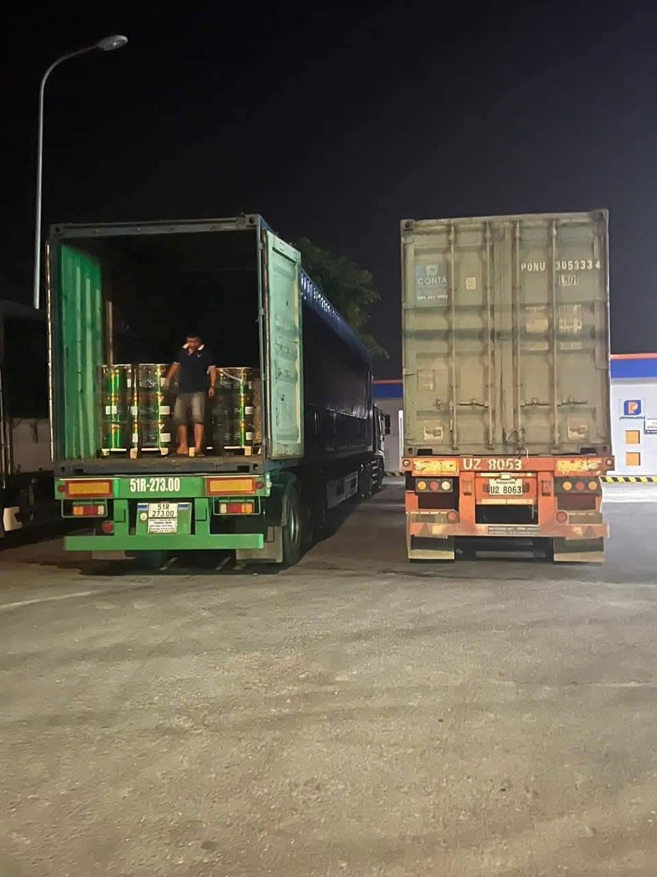 Thùng xe container 40 feet kín nước và thông thoáng chuyên dụng để xếp các pallet thùng sơn gỗ công nghiệp tránh ánh nắng trực tiếp và hư hỏng trong quá trình vận chuyển Van-chuyen-hoa-chat-son-go-bang-xe-container-dau-keo-doi-moi-gia-re