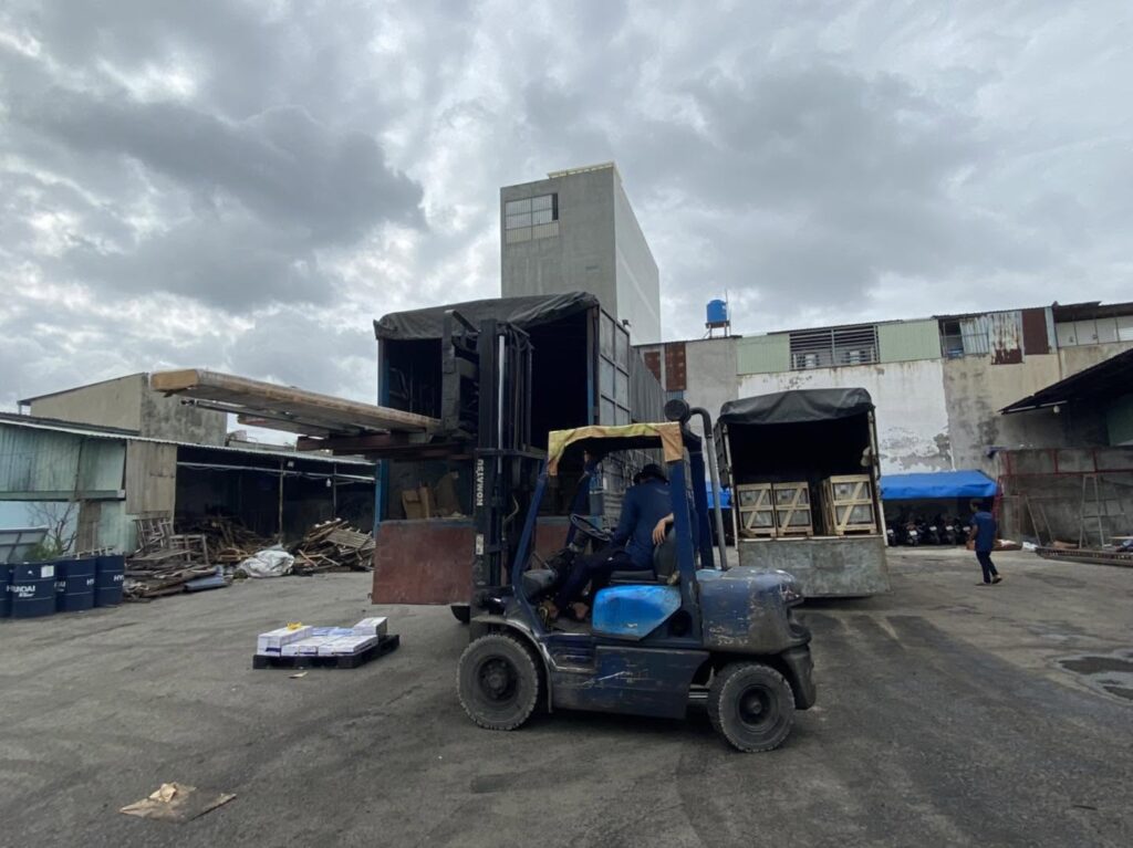 Sử dụng xe nâng chuyên nghiệp để bốc xếp hàng hóa nặng, hàng pallet và máy móc, đảm bảo an toàn trong suốt quá trình vận chuyển. boc-xep-hang-hoa-bang-xe-nang-chuyen-nghiep-va-an-toan