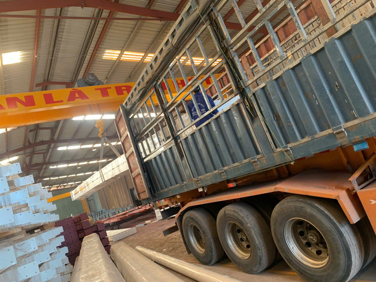 Dịch vụ vận chuyển hàng linh kiện đi Quảng Bình bằng xe container, hàng hóa được sắp xếp gọn gàng, chằng buộc chắc chắn, hạn chế va đập trong quá trình vận chuyển. Van-chuyen-hang-linh-kien-di-Quang-Binh-bang-xe-container-chuyen-nghiep-uy-tin