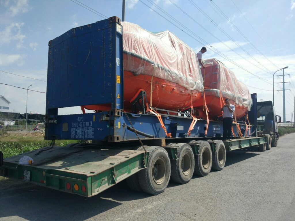 Hàng hóa được cố định bằng dây tăng đơ chuyên dụng trước khi vận chuyển từ Đồng Nai đi Ninh Bình nhằm đảm bảo an toàn. co-dinh-hang-bang-day-tang-do-truoc-khi-di-ninh-binh