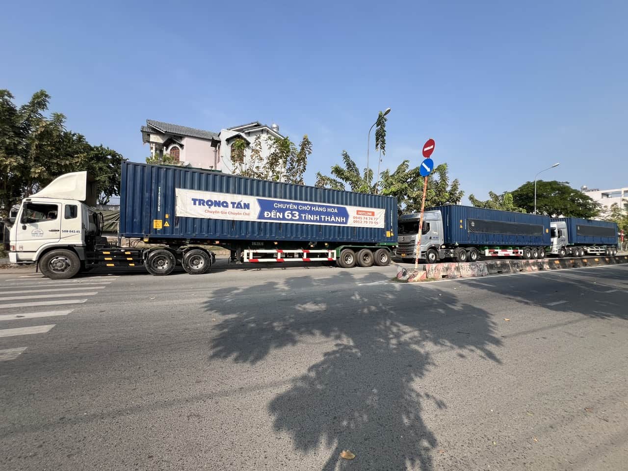 Dịch vụ vận tải cam kết đội xe lớn không lo thiếu xe vào mùa cao điểm hỗ trợ kiểm tra lộ trình đường vào các huyện vùng sâu vùng xa khi giao nhận tại Sơn La Doi-xe-dau-keo-container-lon-khong-lo-thieu-xe