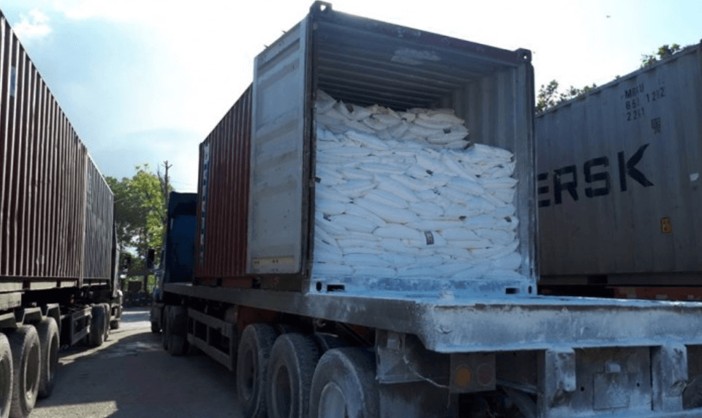 Giải pháp gửi bột đá đóng bao đi Tuyên Quang bằng container kín, bảo bọc cẩn thận tránh tuyệt đối tình trạng ẩm mốc, rách bao, sứt mẻ góc trong suốt quá trình lưu thông. Xe-container-van-chuyen-hang-bot-da-tai-trong-lon-di-Tuyen-Quang