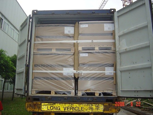 Kỹ thuật chằng buộc gia cố hàng hóa bằng dây đai composite chuyên nghiệp cho xe đầu kéo, giúp bảo vệ tối đa bề mặt thùng chứa và giữ an toàn tuyệt đối khi đổ đèo. Hang-hoa-tren-xe-container-duoc-gia-co-bang-day-dai-composite-chac-chan