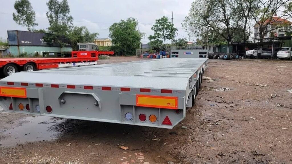 Mooc sàn 13m6 tải trọng lớn chuyên vận chuyển máy móc công nghiệp, kết cấu thép, hàng pallet và thiết bị dự án, đáp ứng nhu cầu vận chuyển hàng hóa đường dài an toàn. mooc-san-13m6-chuyen-cho-may-moc-hang-cong-nghiep-nang