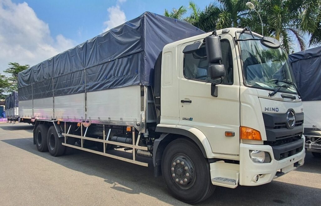 Xe tải 15 tấn mui bạt có không gian chứa hàng rộng rãi, phù hợp vận chuyển nhiều loại hàng hóa trên các tuyến liên tỉnh. xe-tai-15-tan-mui-bat-chuyen-cho-hang-duong-dai