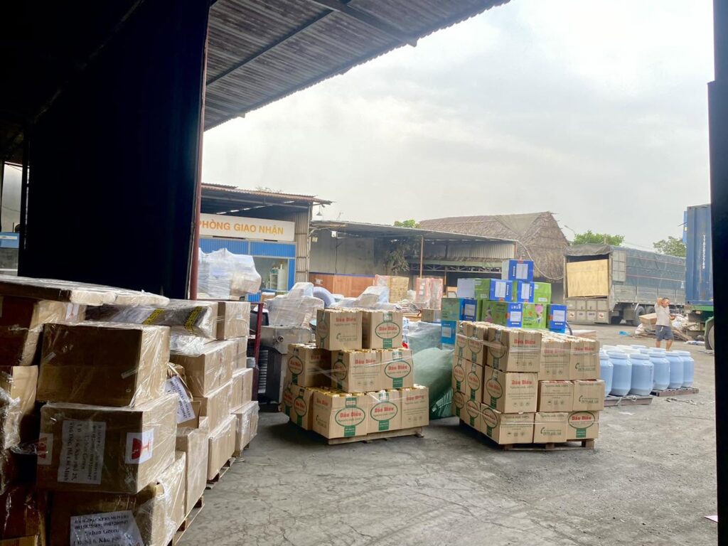 Xe tải vận chuyển hàng thực phẩm từ Đồng Nai đi Hà Nam, đảm bảo hàng hóa được giao đúng thời gian và giữ nguyên chất lượng. van-chuyen-hang-thuc-pham-dong-nai-di-ha-nam-an-toan