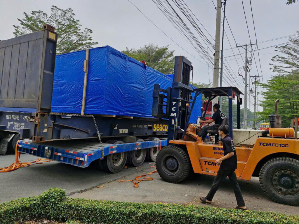 xe-nang-boc-xep-may-moc-cong-nghiep-len-mooc-chuyen-dung