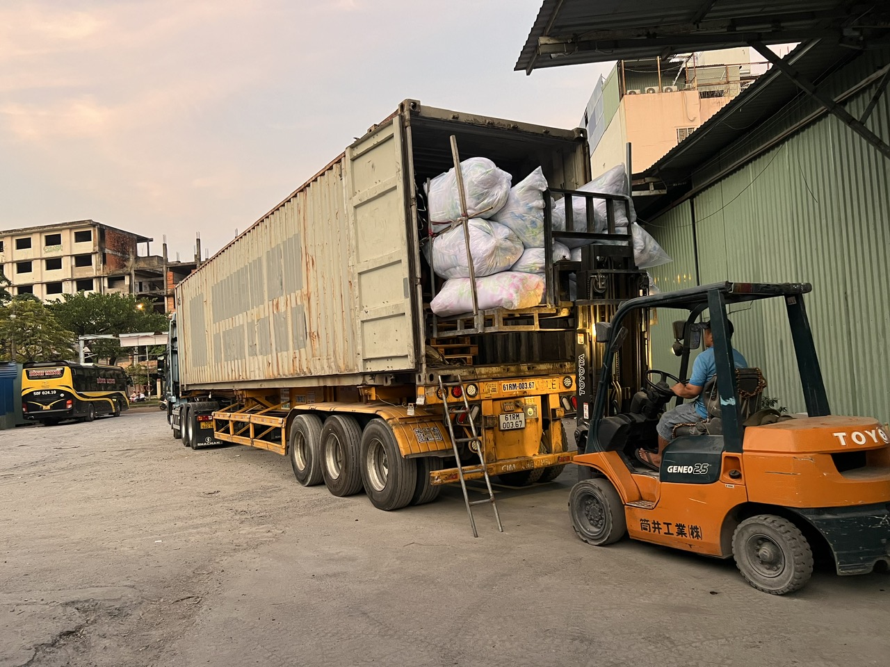 Cho thuê xe đầu kéo container bạt và thùng kín chở hàng bao bì tại Hàm Yên, che chắn cẩn thận, đảm bảo hàng nguyên vẹn, không móp méo hay ẩm ướt suốt chuyến đi. Xe-dau-keo-container-cho-hang-bao-bi-cong-nghiep-phuc-vu-tan-noi-Ham-Yen