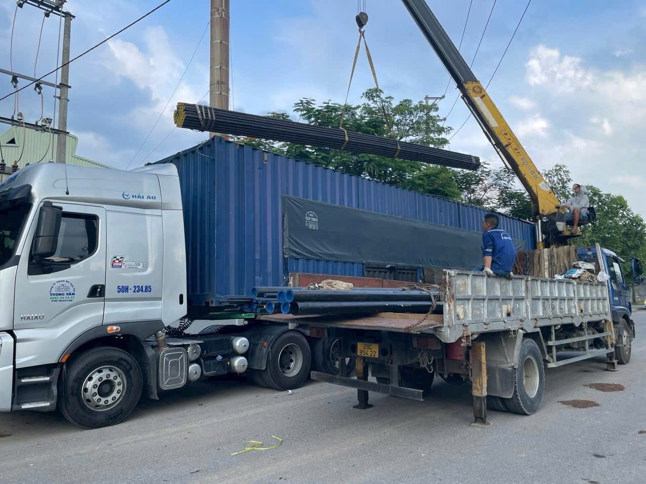 Cho thuê xe cẩu và container mở nóc Open Top chuyên chở các loại hàng hóa siêu trường siêu trọng quá khổ cồng kềnh cho các công trình nhà xưởng công nghiệp Cau-hang-sat-thep-dai-vao-container-mo-noc