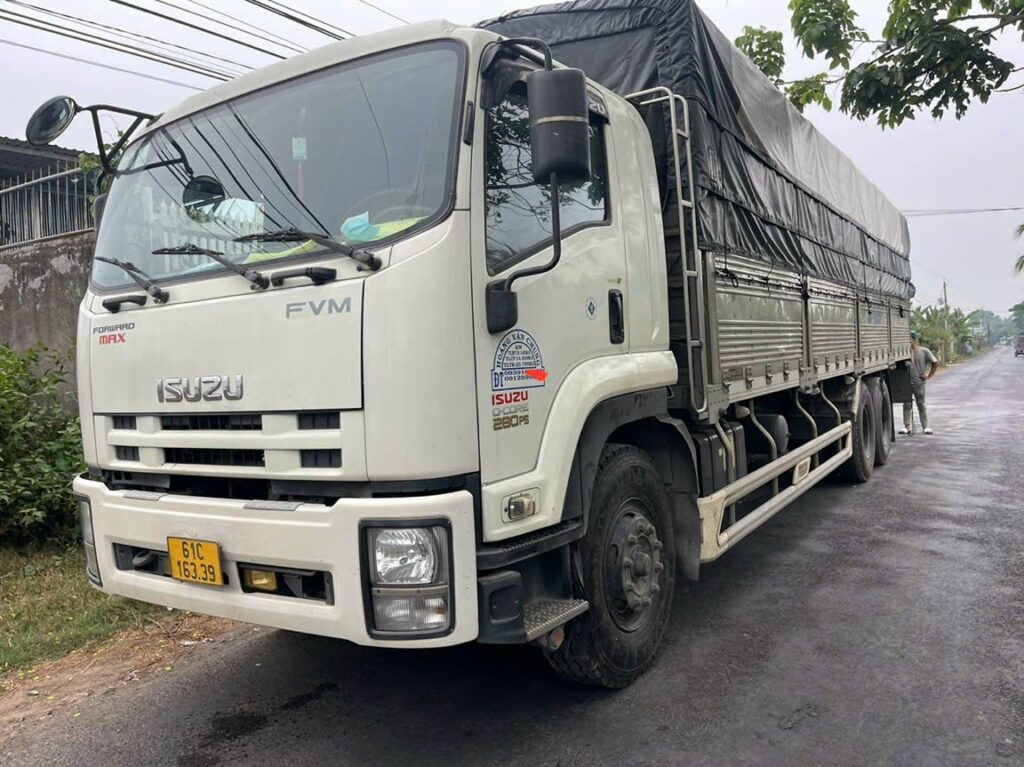 Xe tải 15 tấn mui bạt nhận chở hàng ghép, hàng nguyên chuyến, máy móc, hàng tiêu dùng, vật liệu xây dựng và nguyên vật liệu sản xuất từ Đồng Nai đi Quảng Ngãi. xe-tai-15-tan-mui-bat-chuyen-cho-hang-dong-nai-di-quang-ngai
