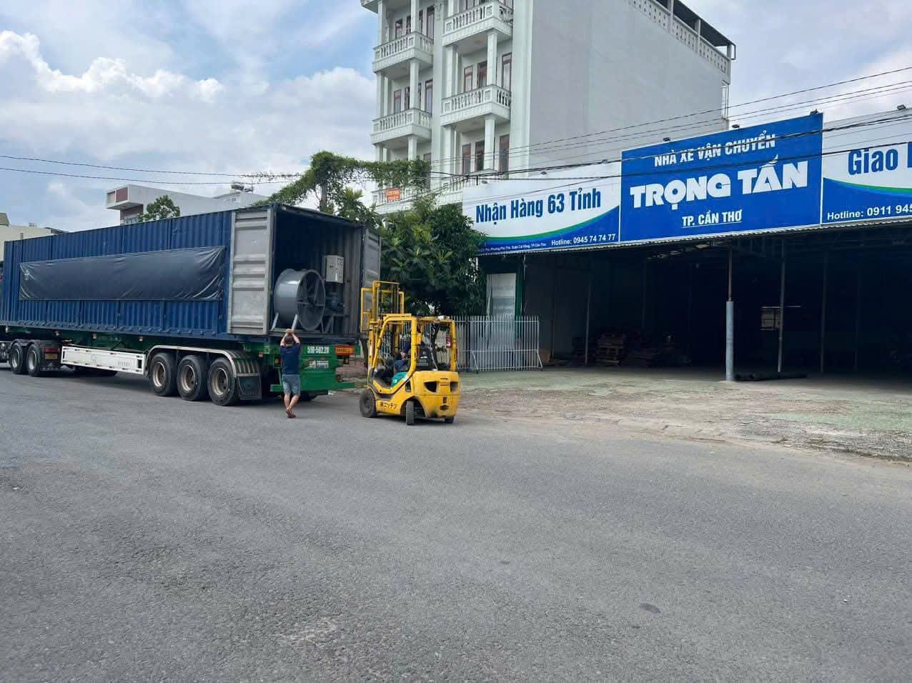 Thuê xe đầu kéo container chở hàng đi Lào Cai giá rẻ, dịch vụ vận tải uy tín, đội xe mạnh mẽ, cam kết giao hàng đúng tiến độ và an toàn tuyệt đối. cho-thue-xe-dau-keo-container-quang-nam-di-lao-cai