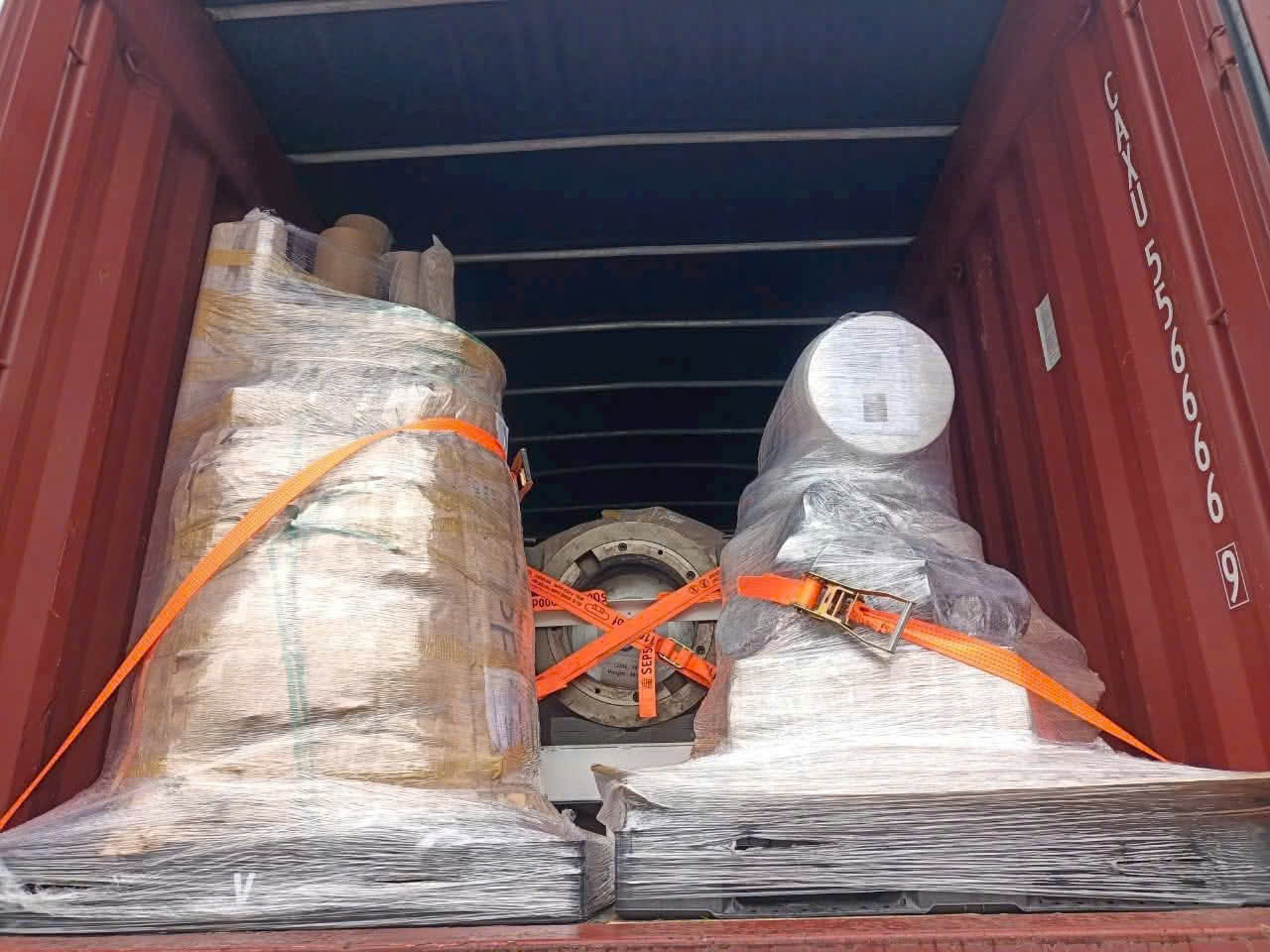 Hình ảnh hàng hóa được cố định bằng dây đai tăng đơ chắc chắn trên xe đầu kéo, giúp chống dịch chuyển và đảm bảo an toàn suốt hành trình vận chuyển đường dài. Quy-trinh-chang-buoc-hang-hoa-bang-day-dai-chuyen-dung-dam-bao-an-toan-tuyet-doi