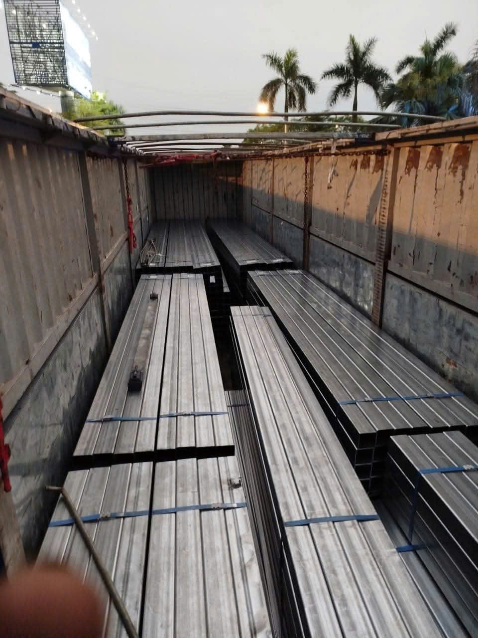 Xe tải thiết kế thùng mui bạt dễ tháo rời, thuận tiện thay đổi kết cấu, linh hoạt xếp dỡ nhiều loại hàng hóa, phù hợp nhu cầu vận chuyển đường dài. Xe-thiet-ke-thung-mui-bat-de-thao-roi-linh-hoat-khi-van-chuyen