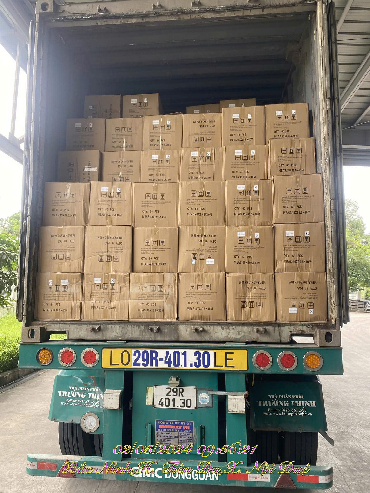 Vận chuyển hàng tiêu dùng bằng xe container tải trọng lớn, cam kết giao nhận nhanh chóng, an toàn, nguyên seal thùng từ kho bãi đến các đại lý phân phối toàn quốc. Van-chuyen-hang-tieu-dung-bang-xe-cont-kin-an-toan-tiet-kiem