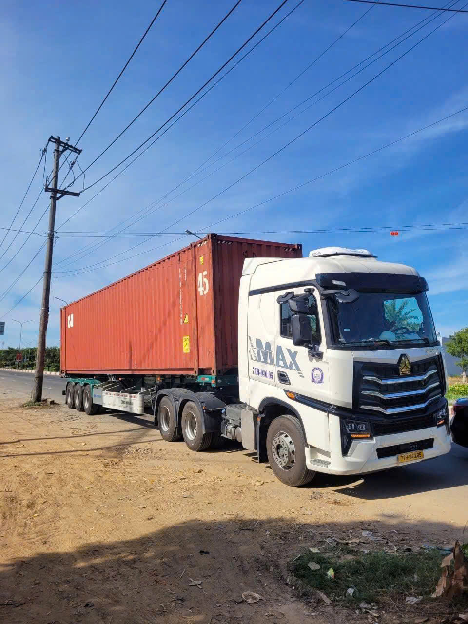 Container 40 feet có không gian chứa hàng lớn hơn phù hợp với nhiều lô hàng đóng thùng carton hàng pallet thiết bị gia dụng hoặc linh kiện công nghiệp Xe-container-40-feet-van-chuyen-hang-hoa-so-luong-lon