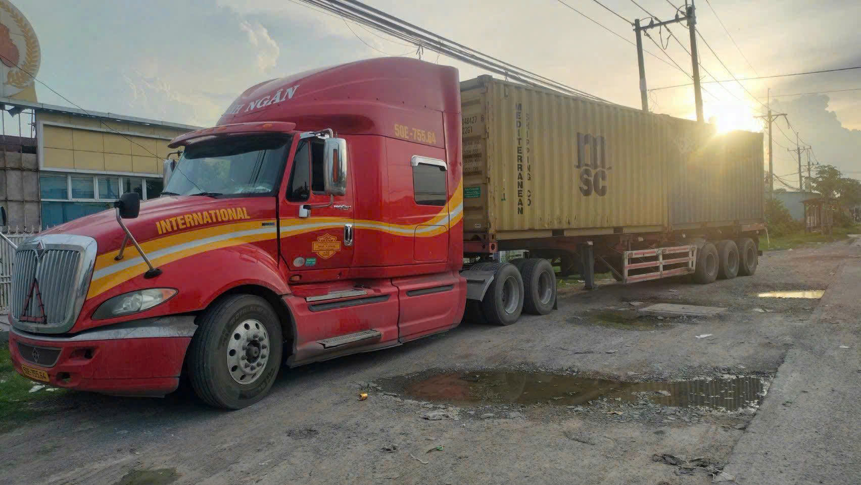 Xe đầu kéo chở container 40 feet vận chuyển hàng hóa Bắc Nam. Dịch vụ cho thuê xe container 40 feet, 40 HC tải trọng lớn, thùng xe chắc chắn, bảo đảm an toàn tuyệt đối Cho-thue-xe-container-40-feet-cho-hang-chuyen-nghiep-toan-quoc