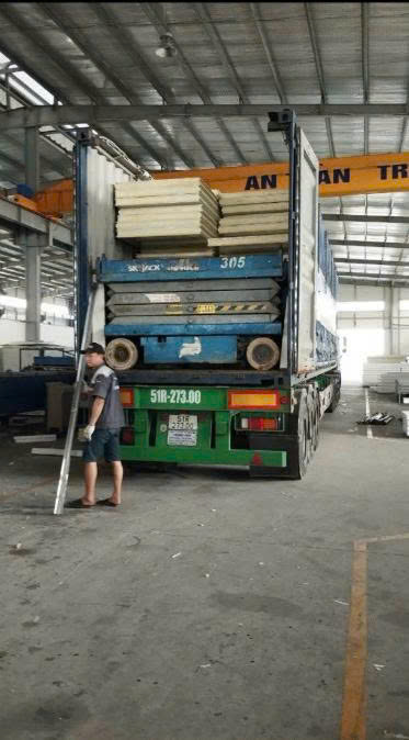 Xe đầu kéo hỗ trợ giao nhận tận nơi từ nhà máy, khu công nghiệp, kho bãi đến công trình và điểm giao hàng theo yêu cầu, đảm bảo đúng kế hoạch. giao-nhan-tan-noi-ket-noi-nha-may-khu-cong-nghiep-va-cong-trinh