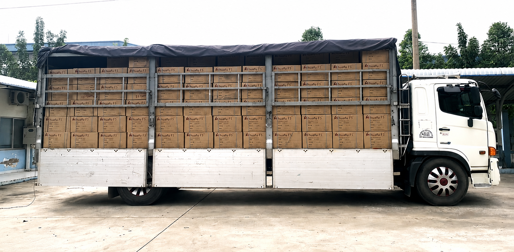 Dịch vụ vận chuyển hàng tiêu dùng từ Bình Dương đi Vĩnh Long bằng xe tải 20 tấn mở bửng hông giúp bốc xếp hàng hóa nhanh chóng an toàn và đúng tiến độ Dich-vu-van-chuyen-hang-tieu-dung-tu-Binh-Duong-di-Vinh-Long-uy-tin