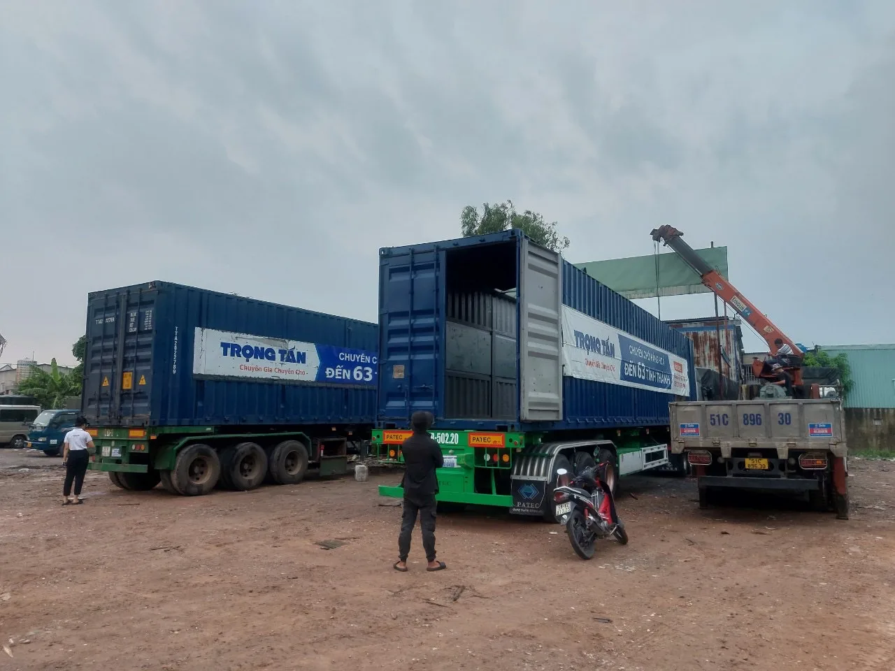 Giải pháp cho thuê xe container mở nóc vận chuyển hàng quá khổ quá tải, cam kết có bạt che chuyên dụng bảo vệ hàng hóa suốt dọc đường. Container-mo-noc