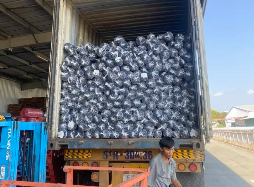 Giải pháp vận chuyển hàng dệt may bằng cont kín giúp bảo vệ tuyệt đối vải cuộn xuất khẩu khỏi bụi bẩn, ẩm mốc và ảnh hưởng xấu từ thời tiết Dam-bao-chat-luong-san-pham-nho-van-chuyen-hang-det-may-bang-cont-kin