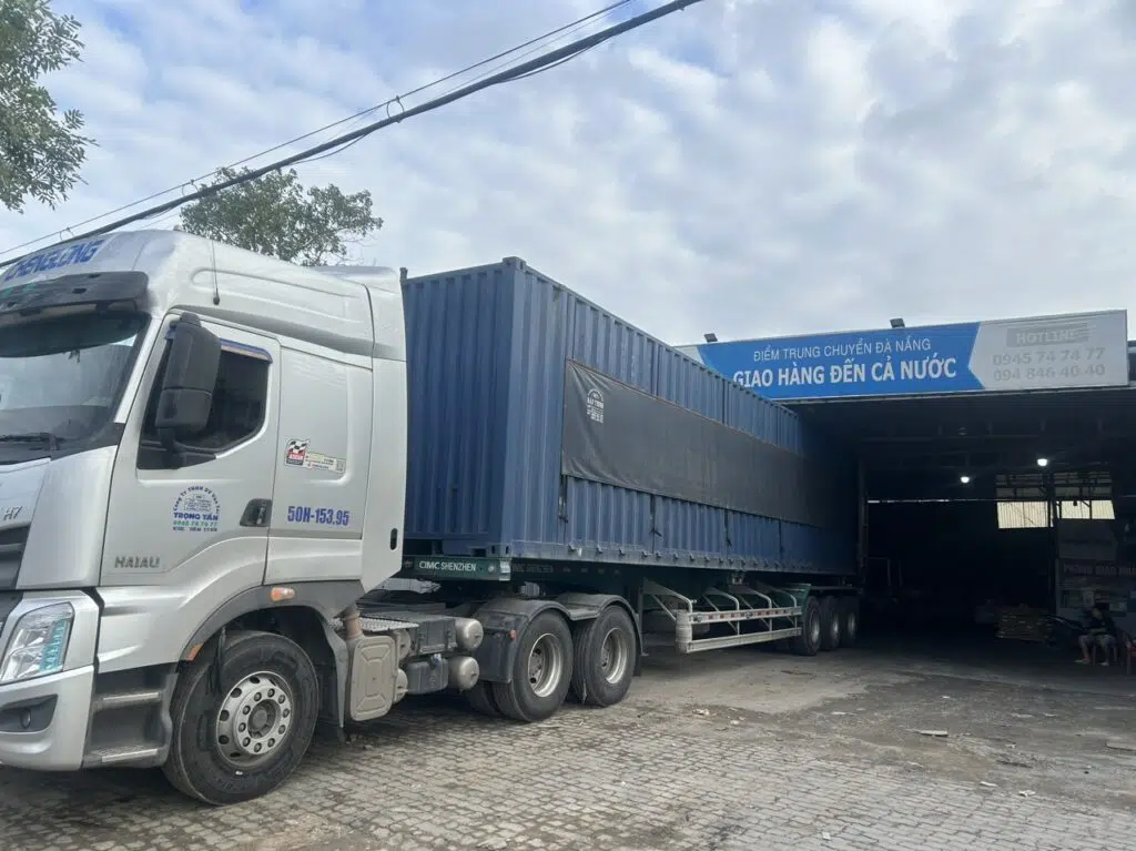 Dịch vụ cho thuê xe đầu kéo container 40 feet vận chuyển hàng hóa trọn gói, đáp ứng mọi nhu cầu luân chuyển khối lượng hàng lớn, an toàn từ tỉnh Vũng Tàu đi đến Phú Thọ. Cho-thue-xe-dau-keo-container-40-feet-cho-hang-hoa-di-Phu-Tho
