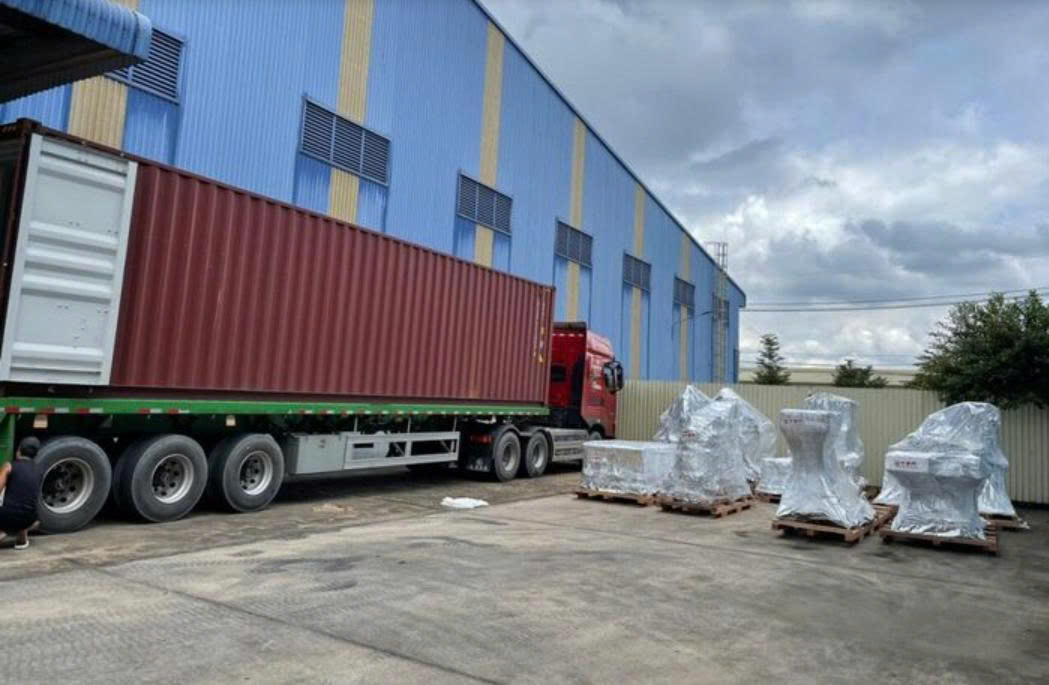 Hình ảnh xe đầu kéo vận chuyển container, máy móc và thiết bị công nghiệp, đáp ứng nhu cầu giao nhận hàng hóa khối lượng lớn với lộ trình ổn định và an toàn. xe-dau-keo-van-chuyen-container-may-moc-thiet-bi-nang