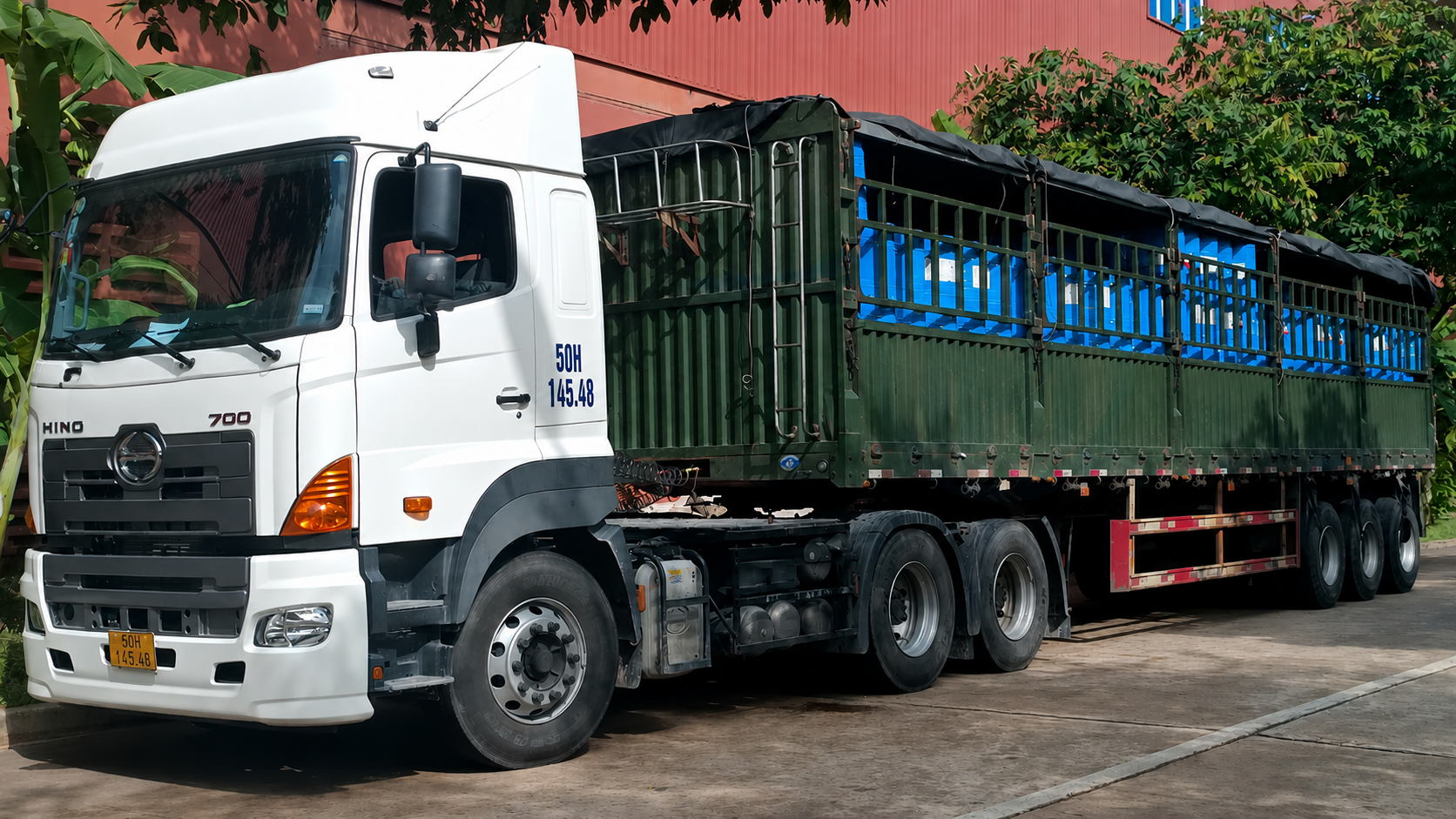 Xe đầu kéo nhận hàng tại khu công nghiệp, kho bãi và nhà máy, giao tận nơi theo lịch hẹn, đảm bảo vận chuyển an toàn, đúng tiến độ và tiết kiệm chi phí. nhan-giao-hang-tai-khu-cong-nghiep-nhanh-an-toan-dung-tien-do