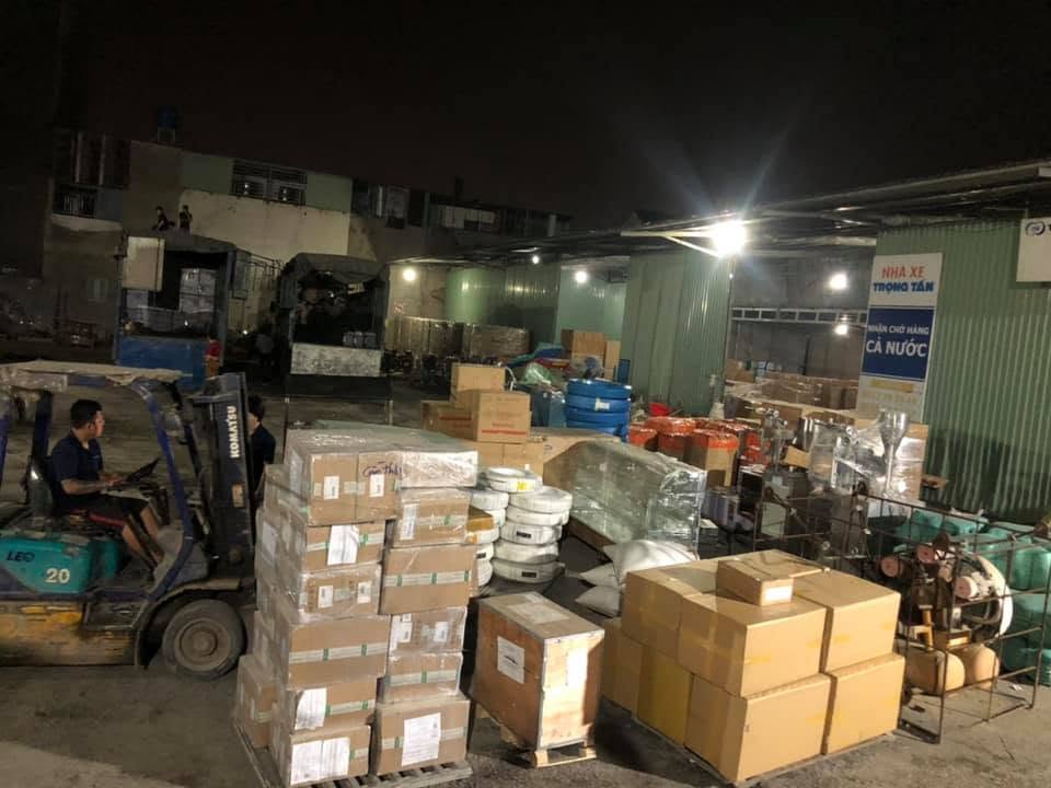 Hàng hóa được đóng gói, chằng buộc cẩn thận trước khi vận chuyển, nhận chở đa dạng máy móc, vật liệu xây dựng, hàng tiêu dùng và nhiều loại hàng khác. hang-hoa-duoc-dong-goi-chang-buoc-can-than-truoc-khi-van-chuyen
