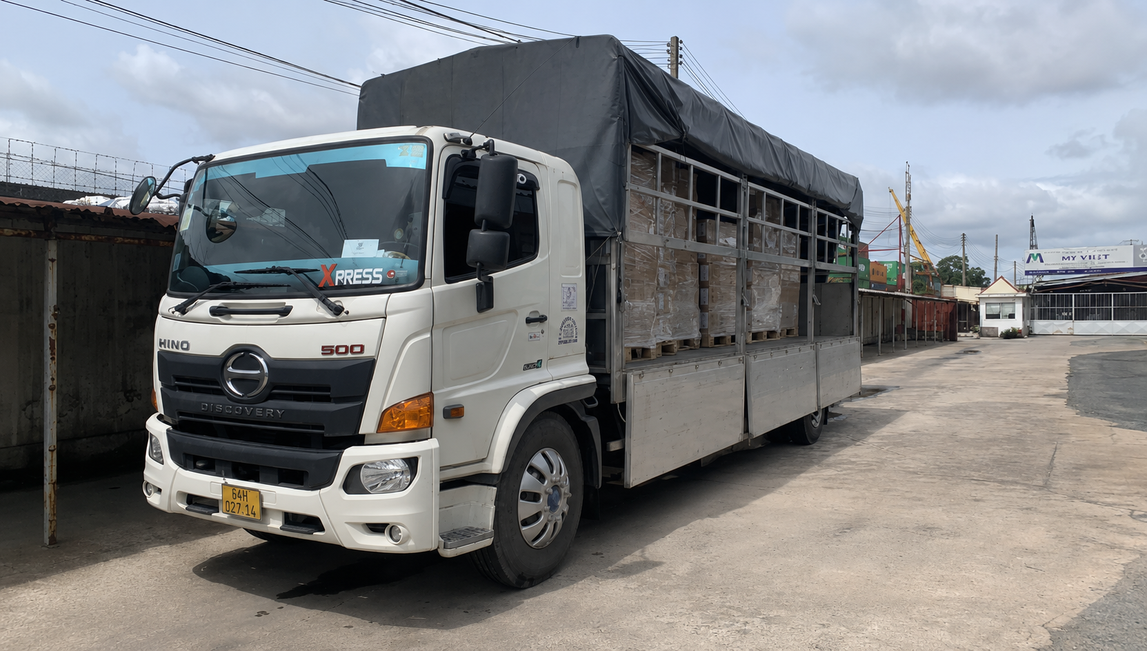 Dịch vụ vận chuyển hàng nguyên chuyến đáp ứng đa dạng loại hàng hóa, giao nhận trực tiếp, hạn chế trung chuyển, đảm bảo an toàn, đúng tiến độ và tối ưu chi phí. xe-cho-hang-nguyen-chuyen-giao-nhanh-an-toan-dung-hen-tiet-kiem-chi-phi