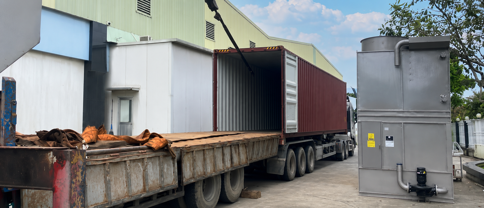 Xe đầu kéo kết hợp moóc sàn, moóc xương, moóc lùn và moóc ben đáp ứng vận chuyển container, máy móc, hàng cồng kềnh và vật liệu xây dựng an toàn. da-dang-mooc-chuyen-dung-van-chuyen-hang-hoa-container-may-moc
