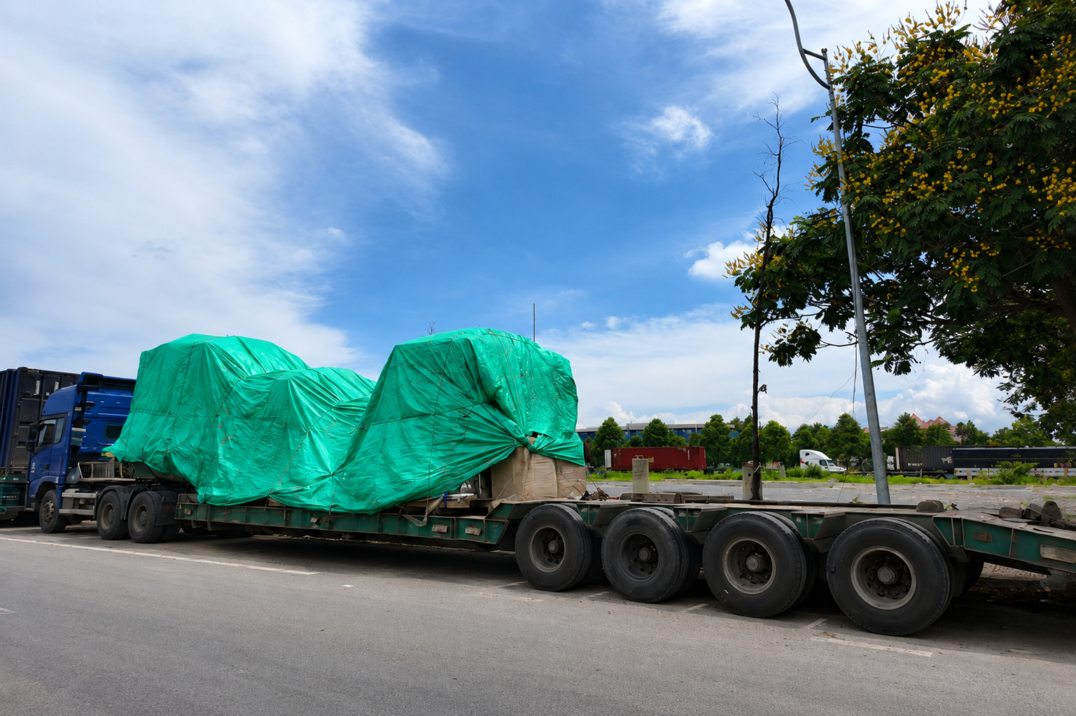Xe đầu kéo kết hợp moóc sàn, moóc xương, moóc lùn và moóc ben đáp ứng vận chuyển hàng công nghiệp, container, máy móc và vật liệu xây dựng an toàn. da-dang-mooc-chuyen-dung-van-chuyen-hang-hoa-cong-nghiep-container
