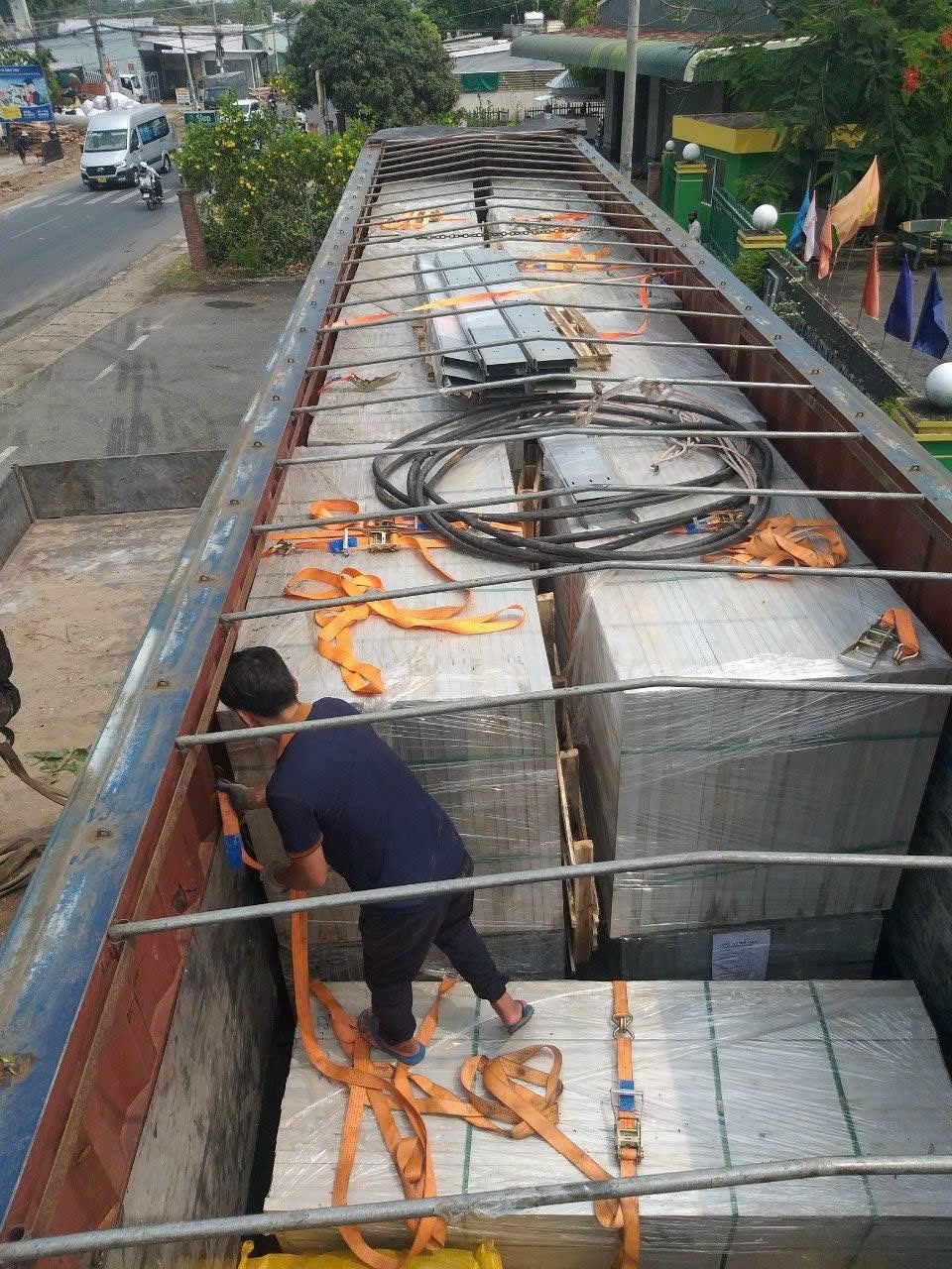 Xe đầu kéo đáp ứng vận chuyển hàng đóng kiện, hàng pallet, container, máy móc công nghiệp và hàng siêu trường bằng moóc chuyên dụng, đảm bảo an toàn. xe-dau-keo-chuyen-cho-hang-pallet-container-va-hang-sieu-truong