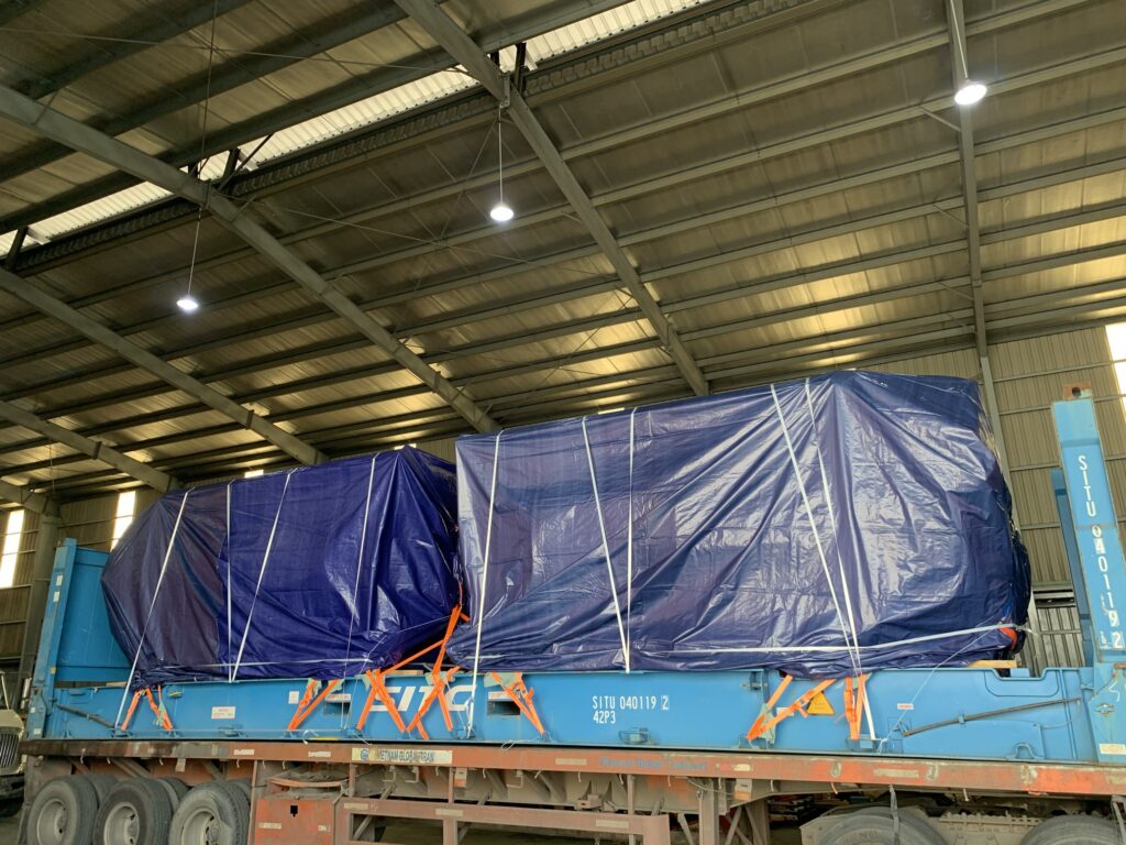 Hàng hóa được bốc xếp khoa học, chằng buộc bằng xích, tăng đơ và khóa chặn trên mooc sàn trước khi vận chuyển từ Tây Ninh đi Quảng Ninh. boc-xep-va-co-dinh-hang-tren-mooc-san-di-quang-ninh-dung-ky-thuat