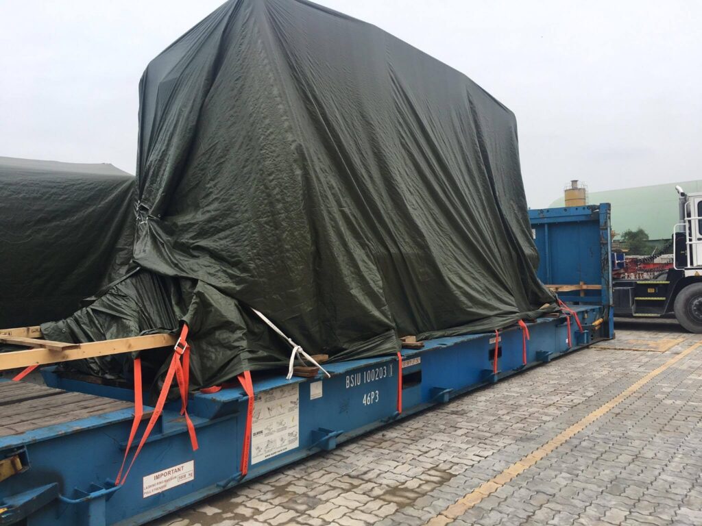 Thiết bị công nghiệp được phủ bạt chống mưa chằng buộc chắc chắn trước khi vận chuyển từ Đồng Nai đi Đắk Lắk đảm bảo an toàn và hạn chế hư hỏng phu-bat-bao-ve-hang-hoa-dong-nai-di-dak-lak-an-toan-truoc-van-chuyen