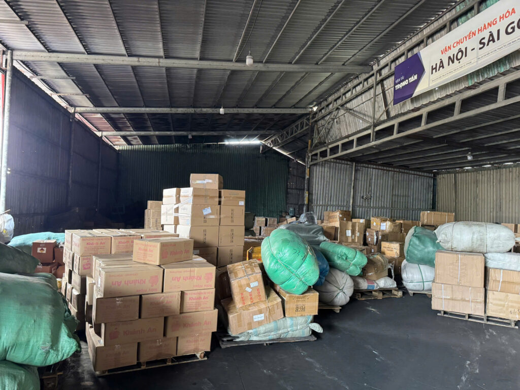 Xe tải 15 tấn thường xuyên vận chuyển linh kiện điện tử, hàng may mặc, nông sản, vật liệu xây dựng, máy móc, thiết bị công nghiệp, hàng tiêu dùng và hàng đóng pallet từ Tây Ninh đi Bắc Giang. cac-loai-hang-phu-hop-van-chuyen-di-bac-giang-bang-xe-tai-15-tan-thuong-xuyen