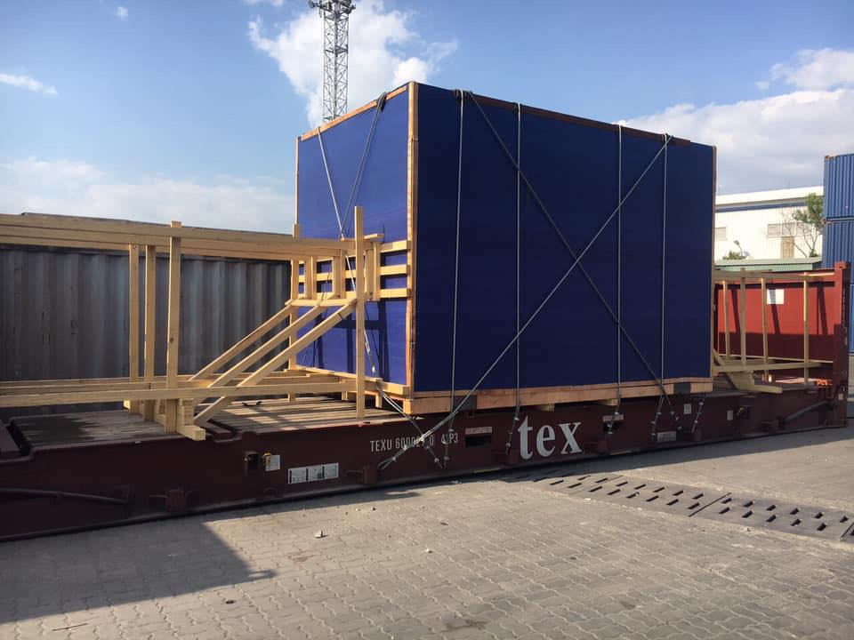 Cố định hàng hóa cẩn thận trước khi đưa lên mooc nhằm đảm bảo an toàn trong quá trình vận chuyển đường dài tránh xê dịch hư hỏng co-dinh-hang-truoc-khi-len-mooc-dam-bao-an-toan-van-chuyen