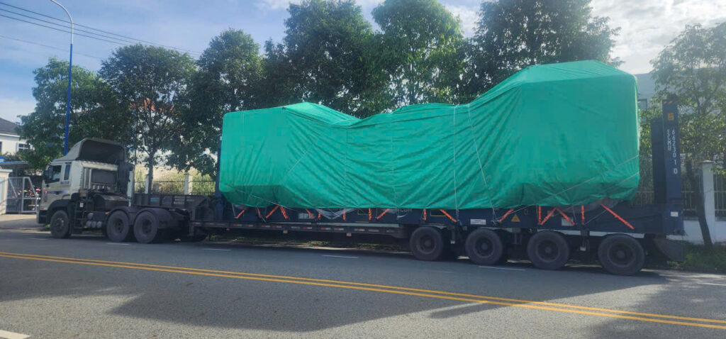 Hàng hóa được cố định đúng kỹ thuật bằng xích, dây tăng đơ, đai vải và gối chèn trước khi vận chuyển từ Tây Ninh đi Hưng Yên, hạn chế xê dịch. co-dinh-hang-hoa-dung-ky-thuat-truoc-van-chuyen-tay-ninh-di-hung-yen
