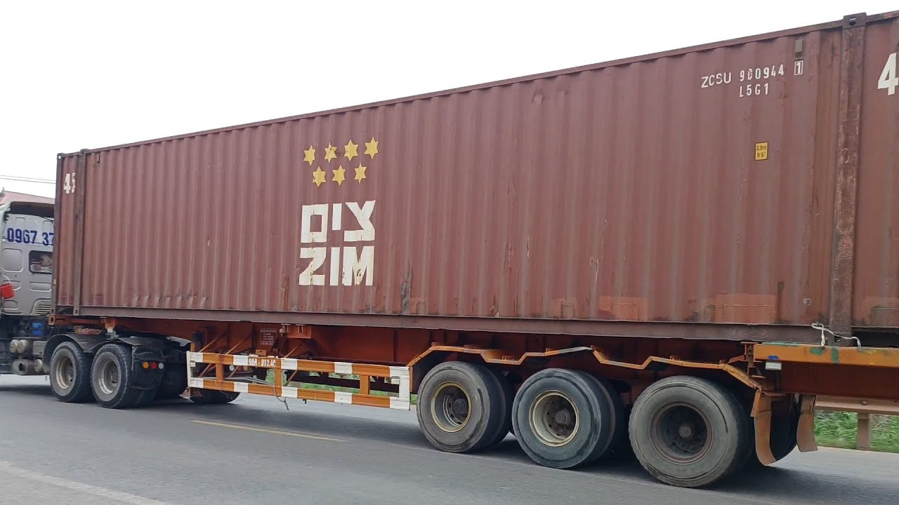 ử dụng thùng cont 40 feet bách hóa kín đóng đầy hàng điện tử giúp bảo vệ sản phẩm tuyệt đối khỏi nước mưa và các tác động va đập trong suốt quá trình chạy. Thung-cont-40-feet-phu-hop-cho-cac-mat-hang-cong-kenh-lon