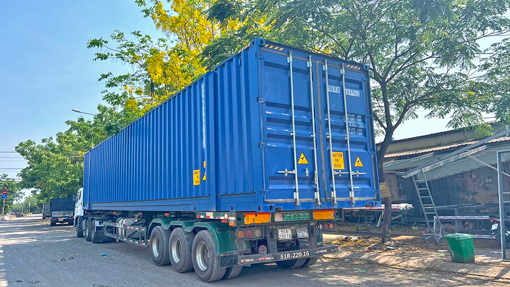 Vận tải hàng hóa bằng container 40 feet HC đi Kon Tum chứa tới 70 khối, thùng xe kín chống ẩm mốc mọt, phù hợp cho nguyên liệu sản xuất và hàng may mặc. Van-chuyen-hang-cong-kenh-the-tich-lon-bang-container-40-feet-di-Kon-Tum